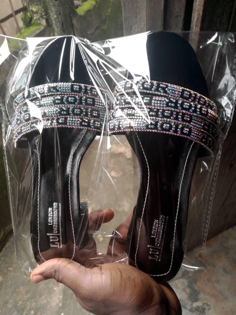 Stone-band slippers
